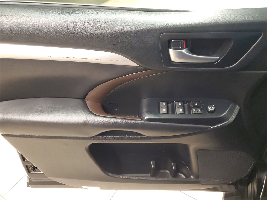 Used 2019 Toyota Highlander XLE image 20