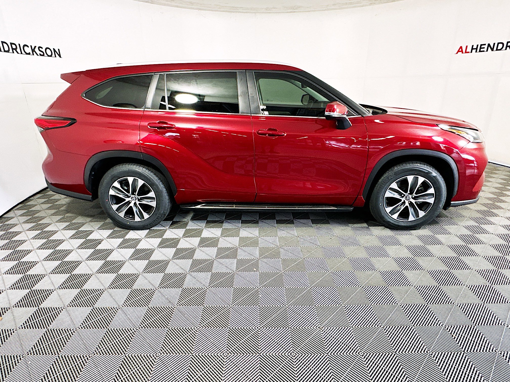 Used 2023 Toyota Highlander XLE image 2