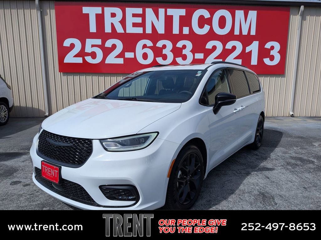 Used 2025 Chrysler Pacifica Limited image 1