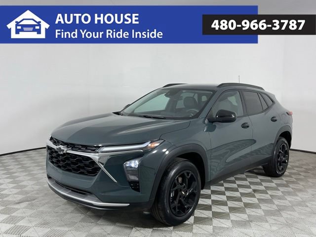 Used 2025 Chevrolet Trax LT FWD image 1
