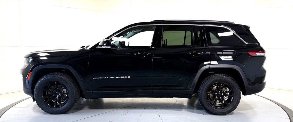 Used 2023 Jeep Grand Cherokee Limited w/ Luxury Tech Group II AWD/4WD image 7