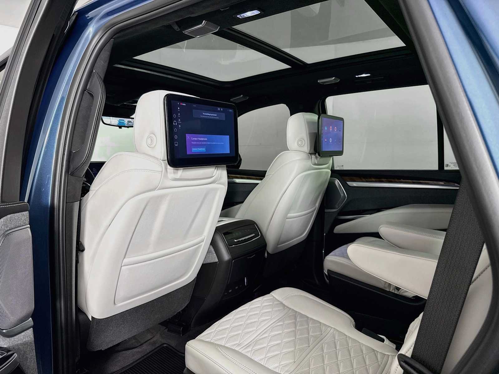 Used 2025 Cadillac Escalade Sport Platinum w/ LPO, ONYX Package AWD/4WD image 37