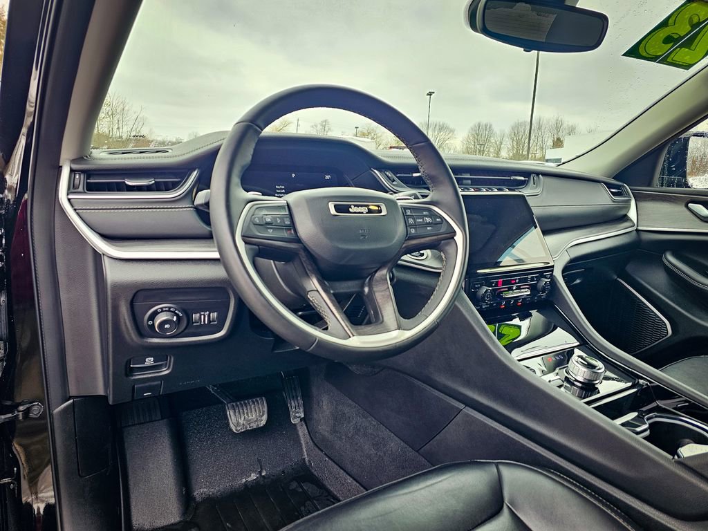 Used 2023 Jeep Grand Cherokee Limited w/ Black Appearance Package image 13