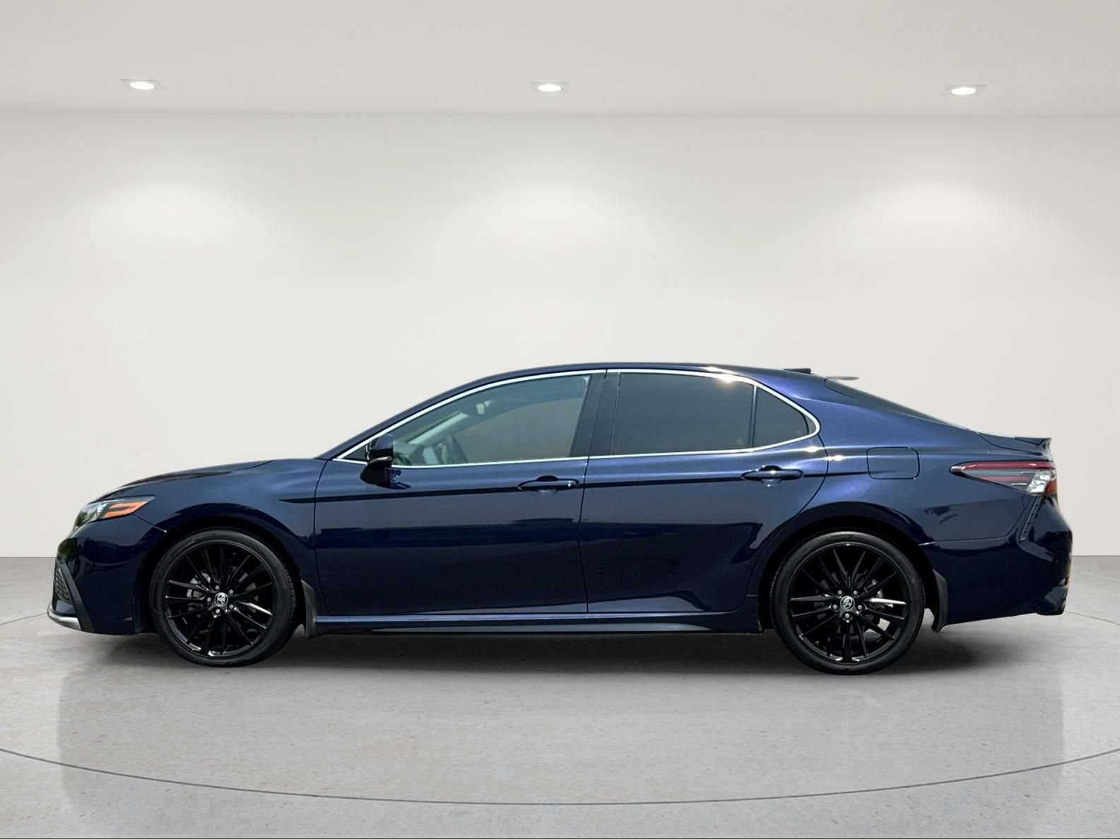 Used 2022 Toyota Camry XSE FWD image 2