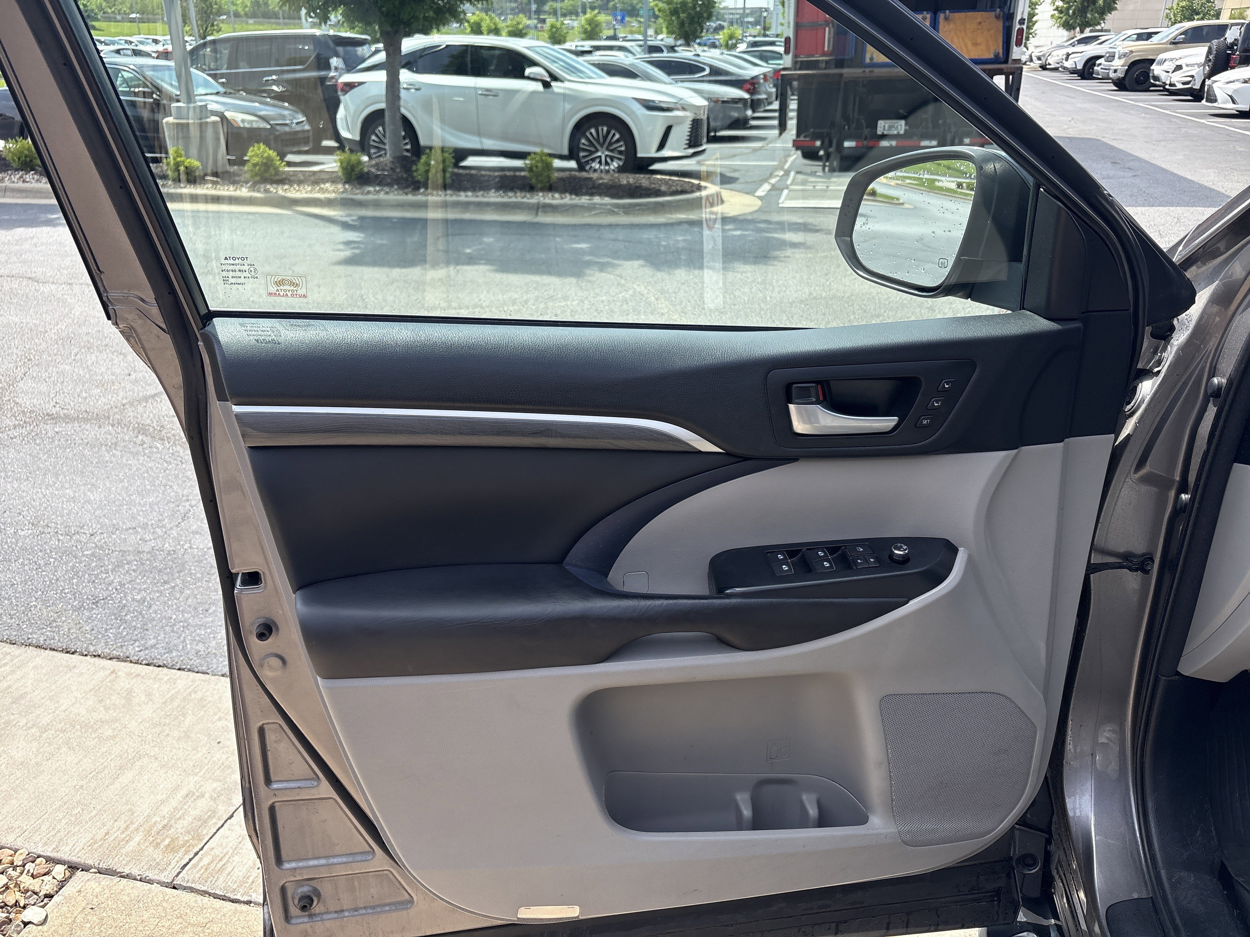 Used 2017 Toyota Highlander Limited AWD/4WD image 14