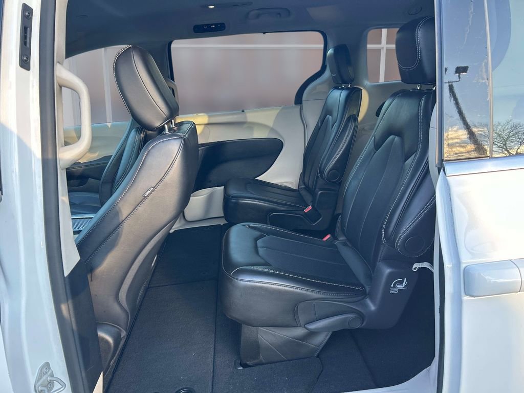 Used 2024 Chrysler Pacifica Touring-L image 12