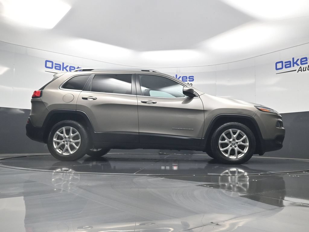 Used 2017 Jeep Cherokee Latitude w/ Cold Weather Group FWD image 41