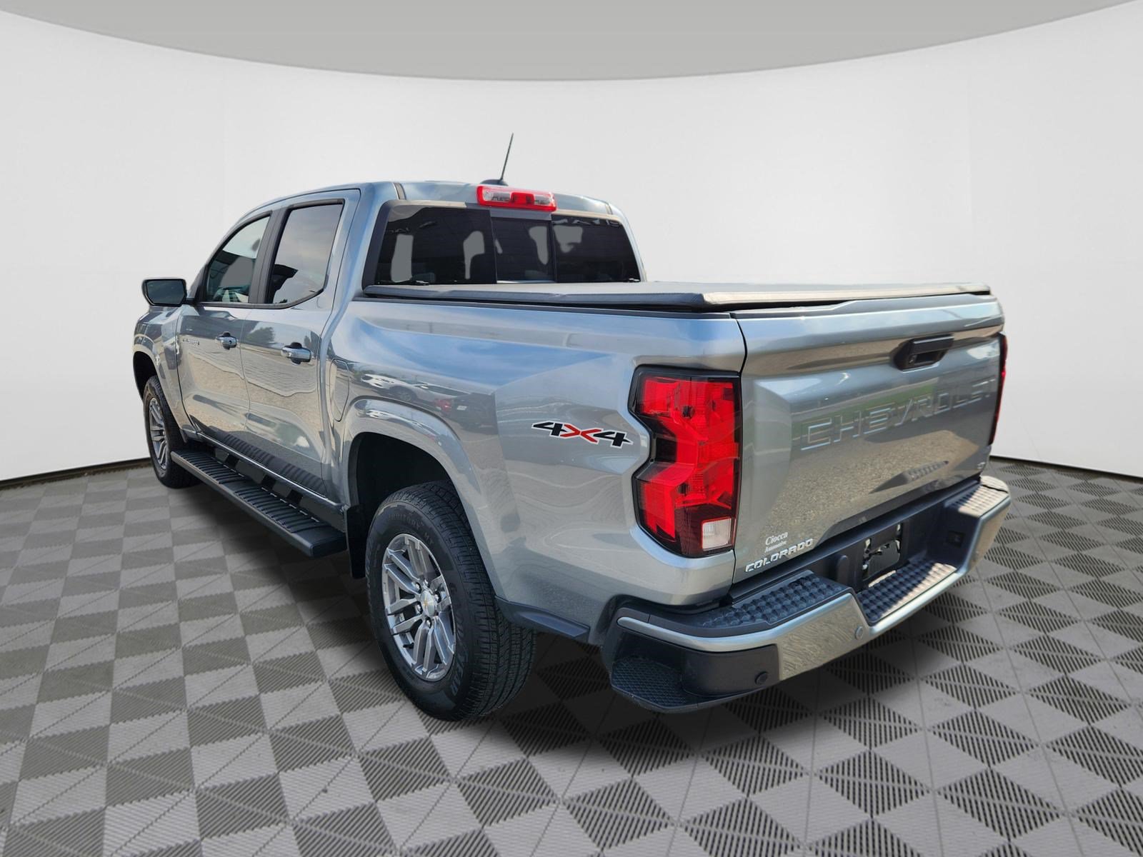 Used 2023 Chevrolet Colorado LT w/ LT Convenience Package II AWD/4WD image 3