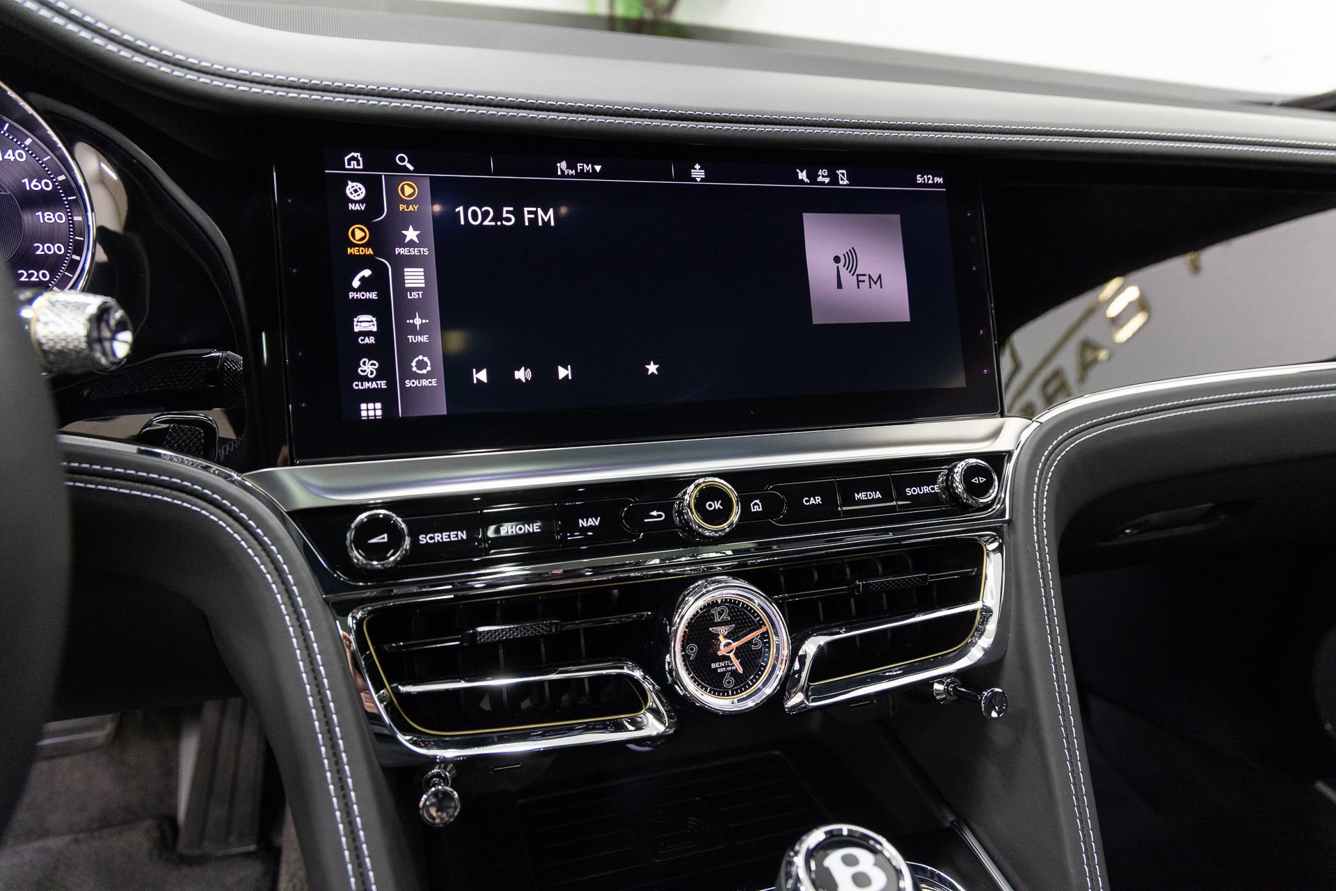 Used 2024 Bentley Flying Spur Plug-In Hybrid AWD/4WD image 18
