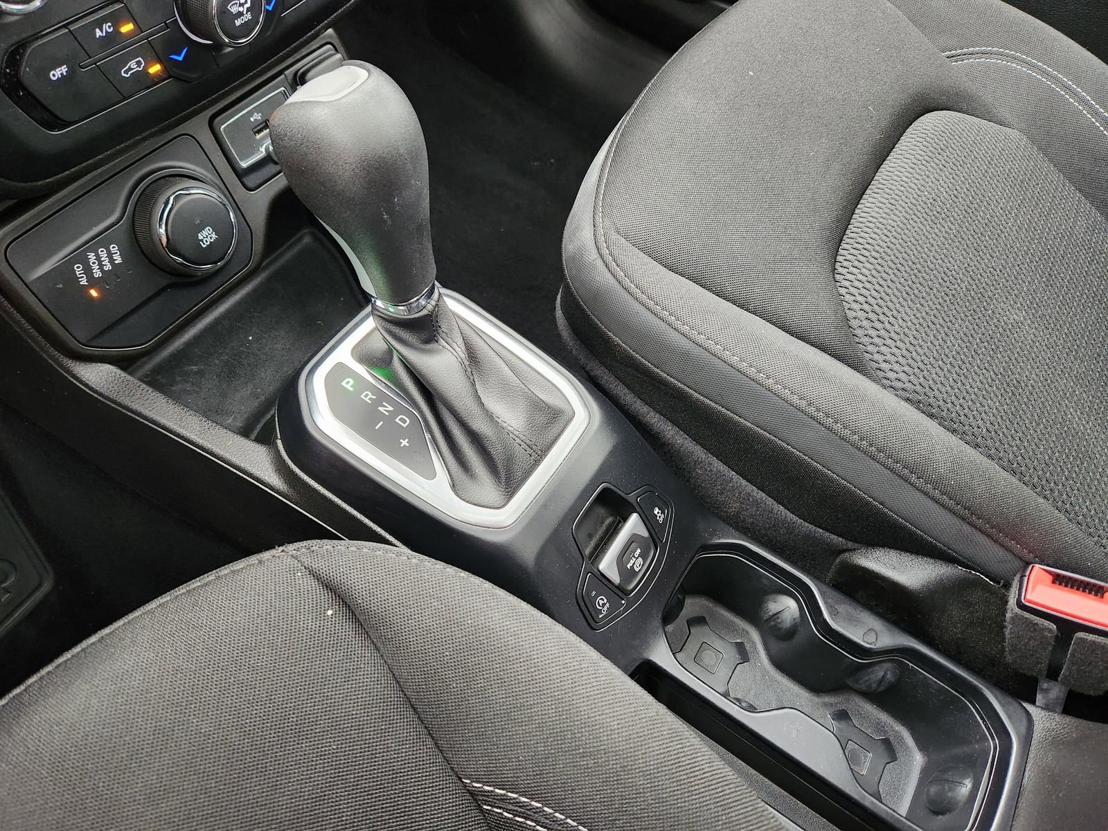 Used 2023 Jeep Renegade Latitude w/ Sun/Sound Group AWD/4WD image 28