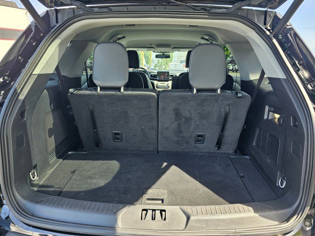 Used 2023 Ford Explorer XLT w/ Equipment Group 202A AWD/4WD image 19