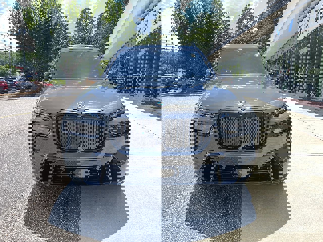 Used 2026 BMW X7 xDrive40i w/ M Sport Package image 3