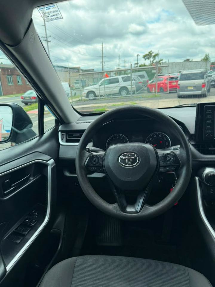 Used 2022 Toyota RAV4 LE AWD/4WD image 22
