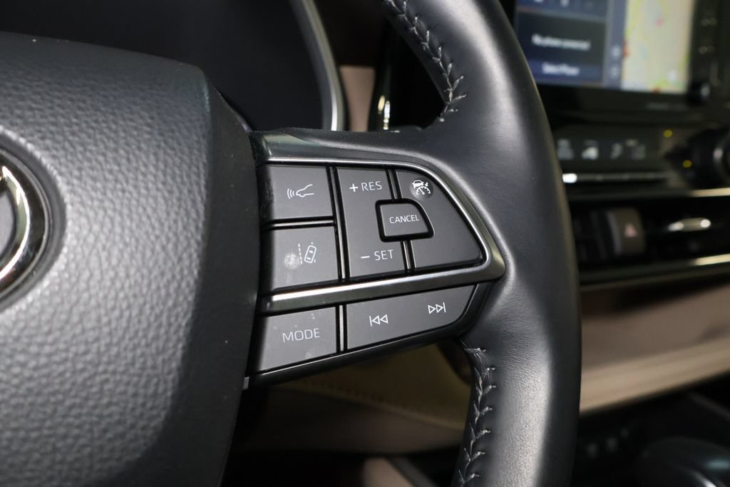 Used 2021 Toyota Highlander XLE AWD/4WD image 23