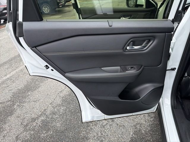 Used 2025 Nissan Rogue SL w/ SL Premium Package image 15