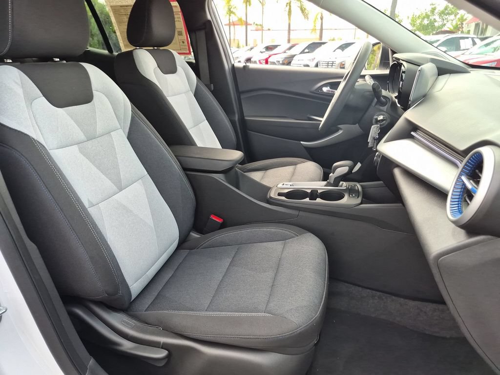 Used 2025 Chevrolet Trax LS FWD image 31