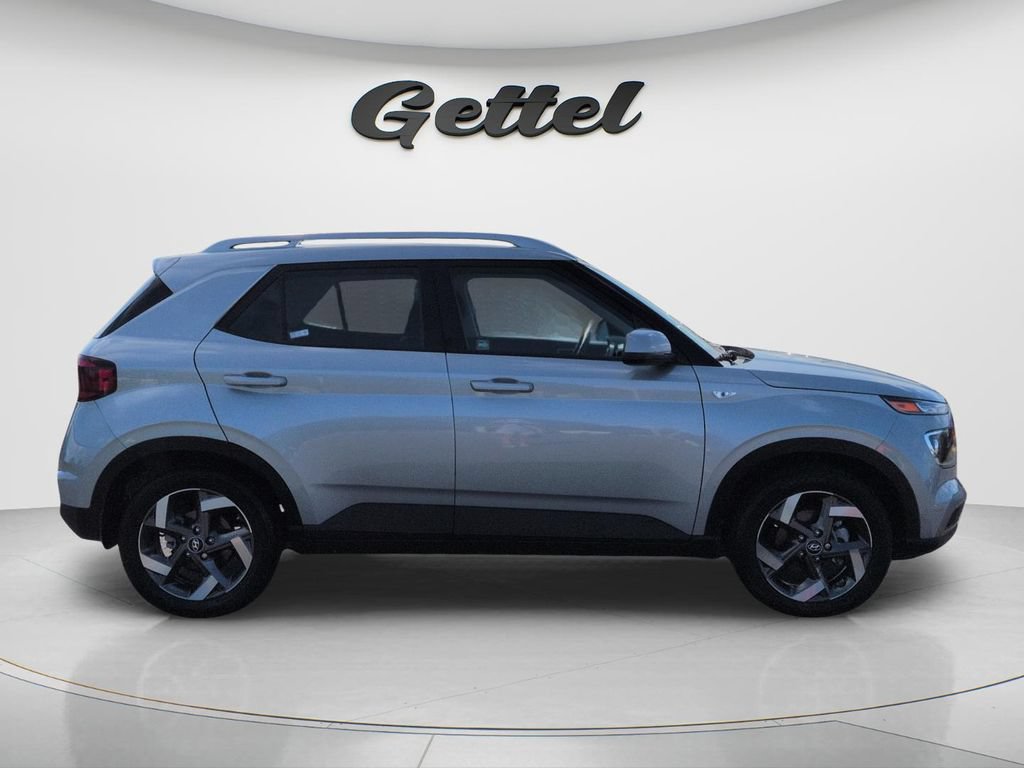 Certified 2021 Hyundai Venue SEL FWD image 4