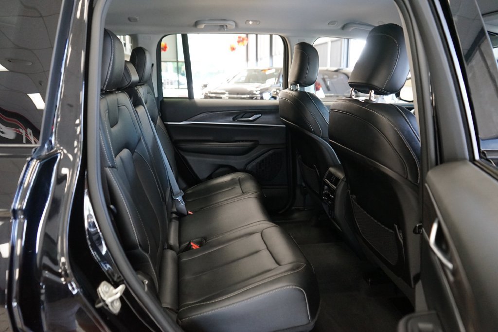 Used 2023 Jeep Grand Cherokee Limited AWD/4WD image 22