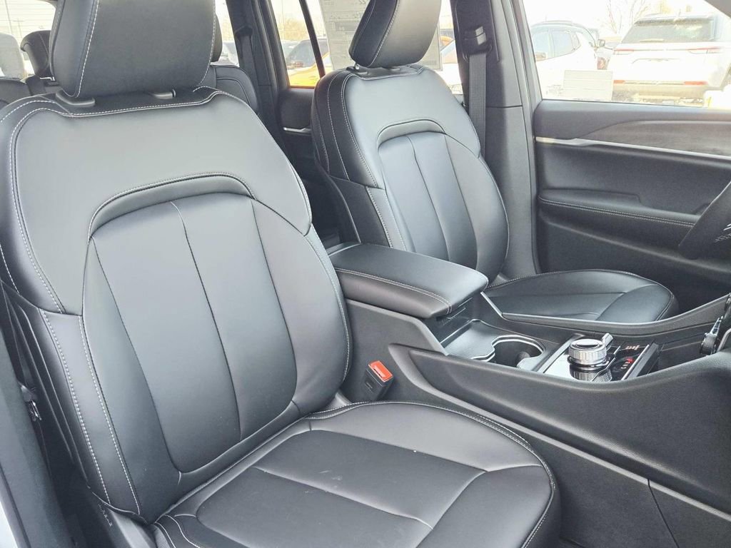 New 2025 Jeep Grand Cherokee Limited w/ Black Appearance Package AWD/4WD image 17