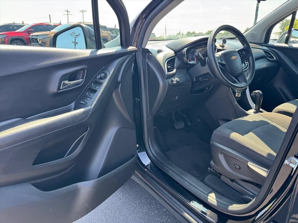 Used 2020 Chevrolet Trax LS w/ Tint and Cruise Package FWD image 13