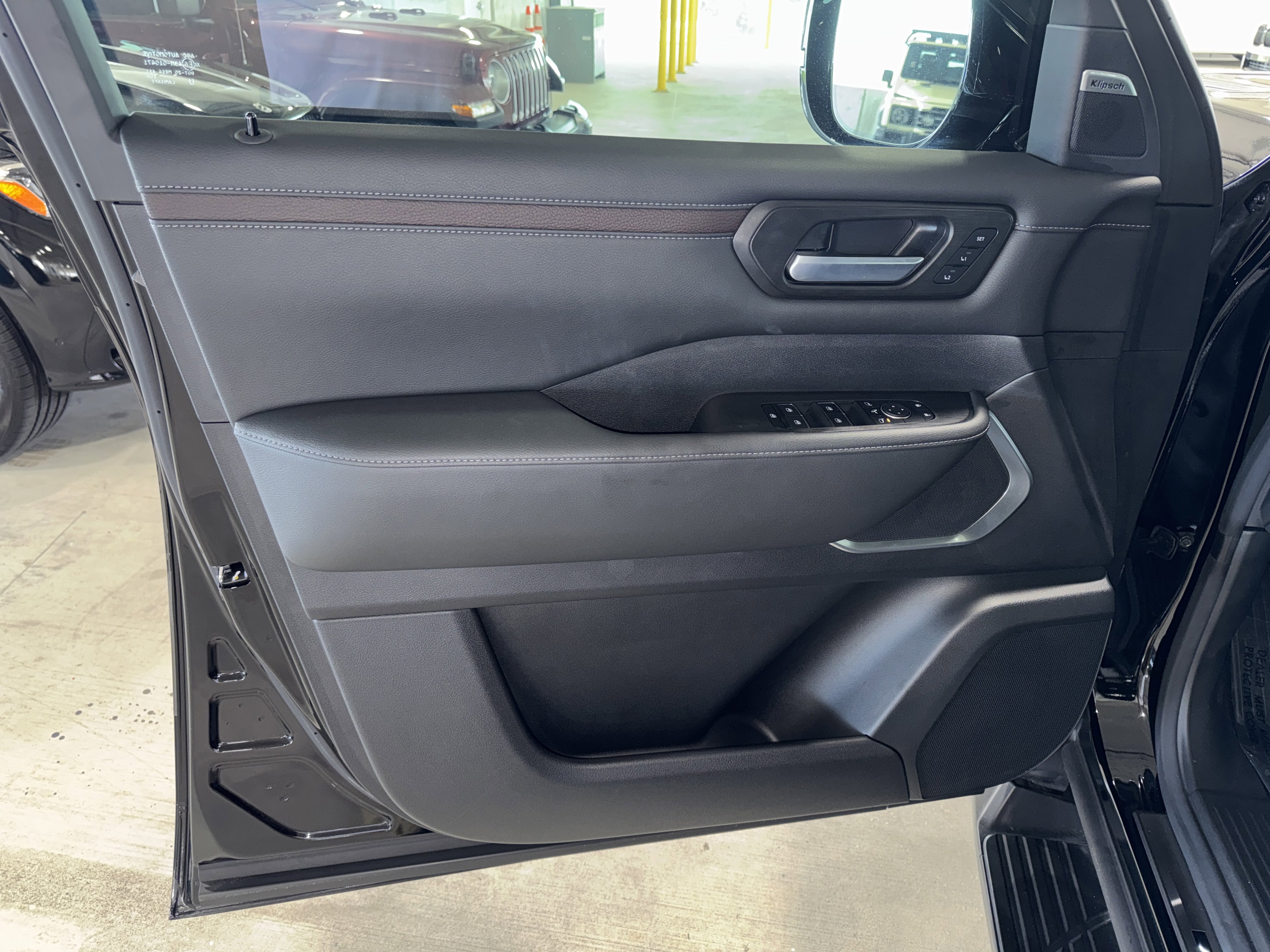 Used 2025 Nissan Armada Platinum image 19