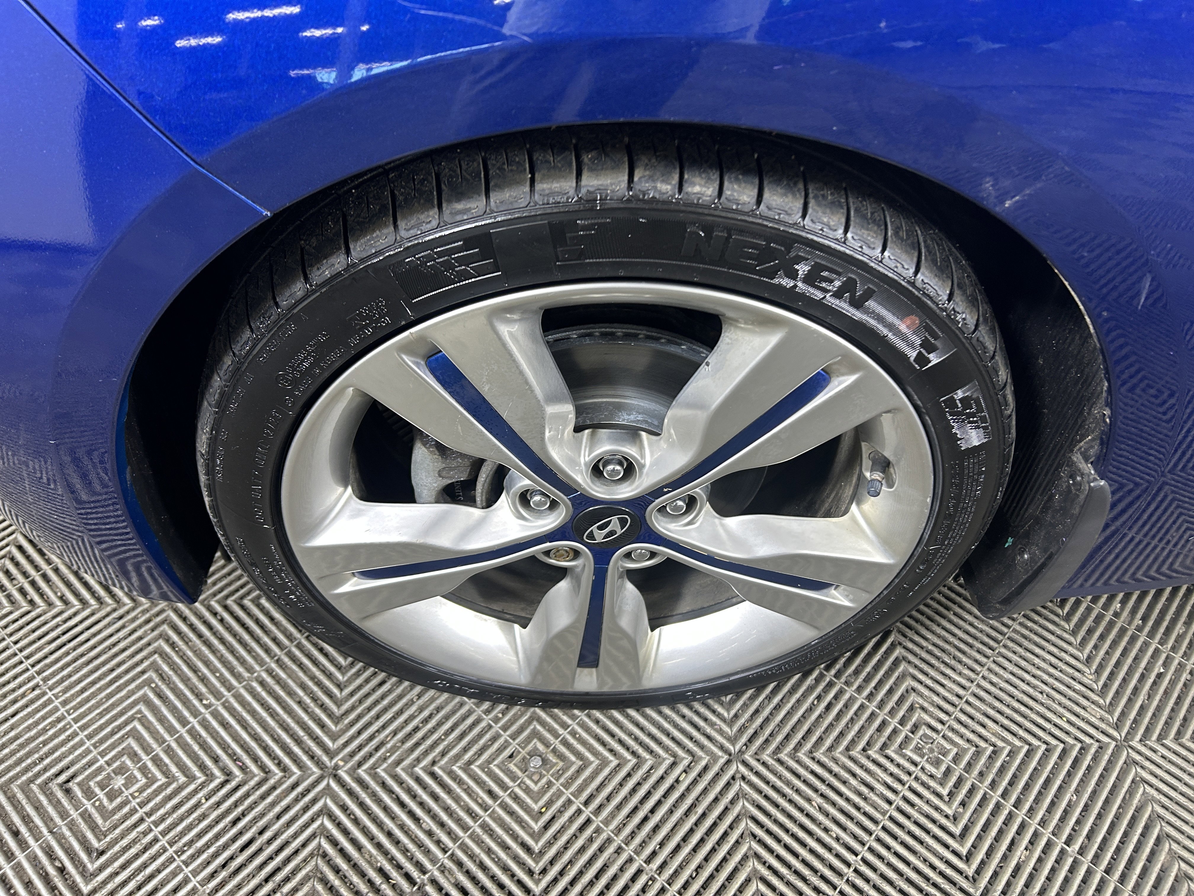 Used 2017 Hyundai Veloster Value Edition image 9