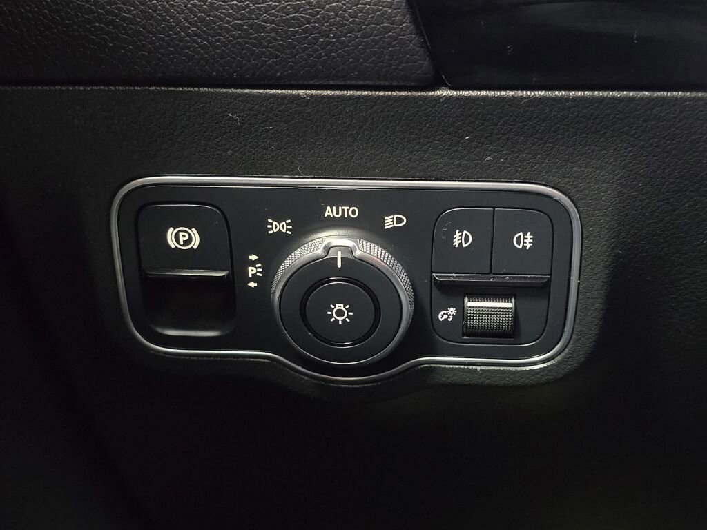 Used 2022 Mercedes-Benz GLA 250 4MATIC w/ Premium Package Lite image 34