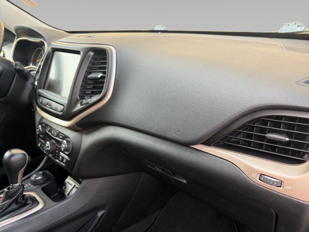 Used 2015 Jeep Cherokee Limited w/ Luxury Group AWD/4WD image 18