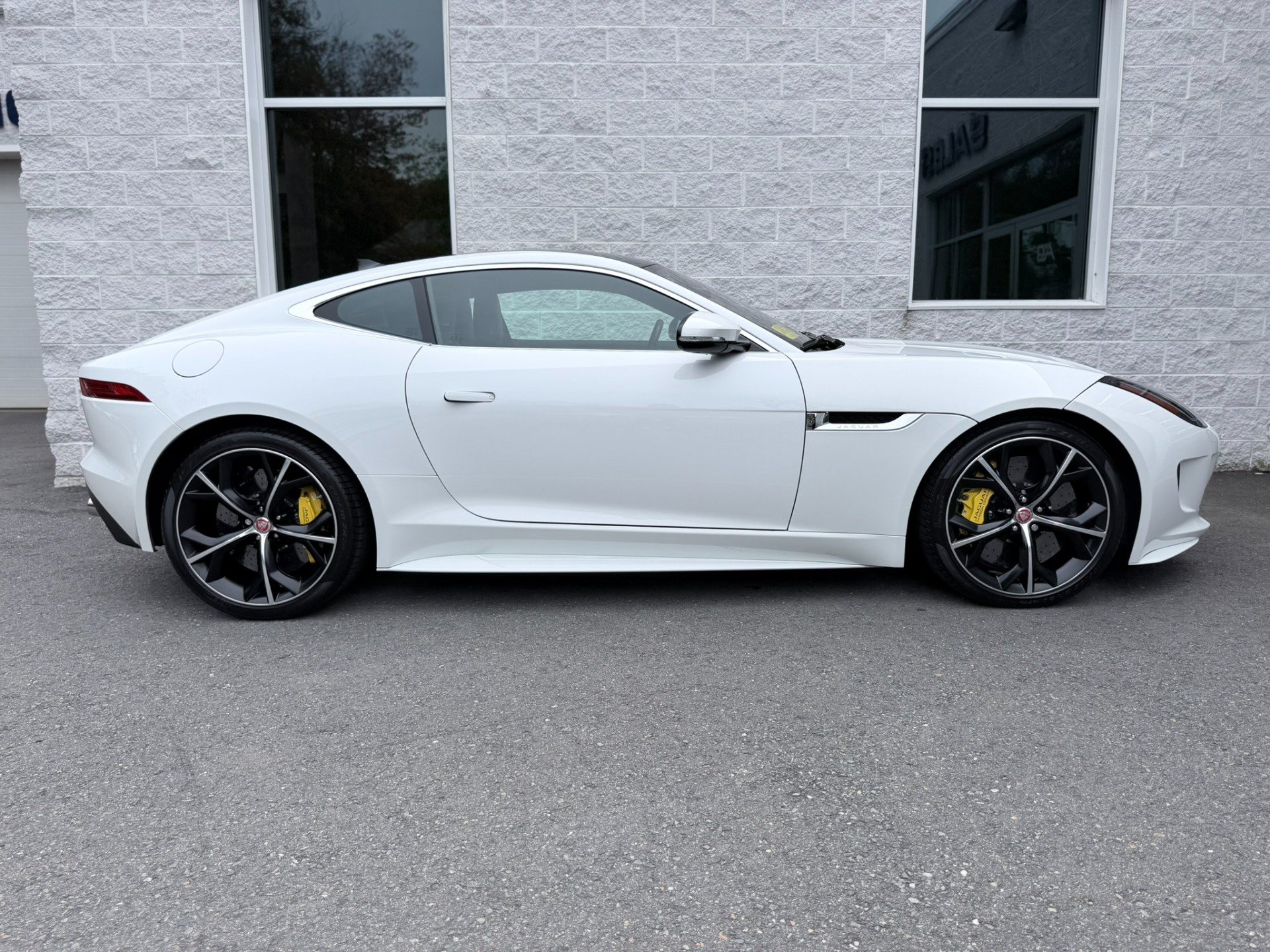 Used 2017 Jaguar F-TYPE R AWD/4WD image 31