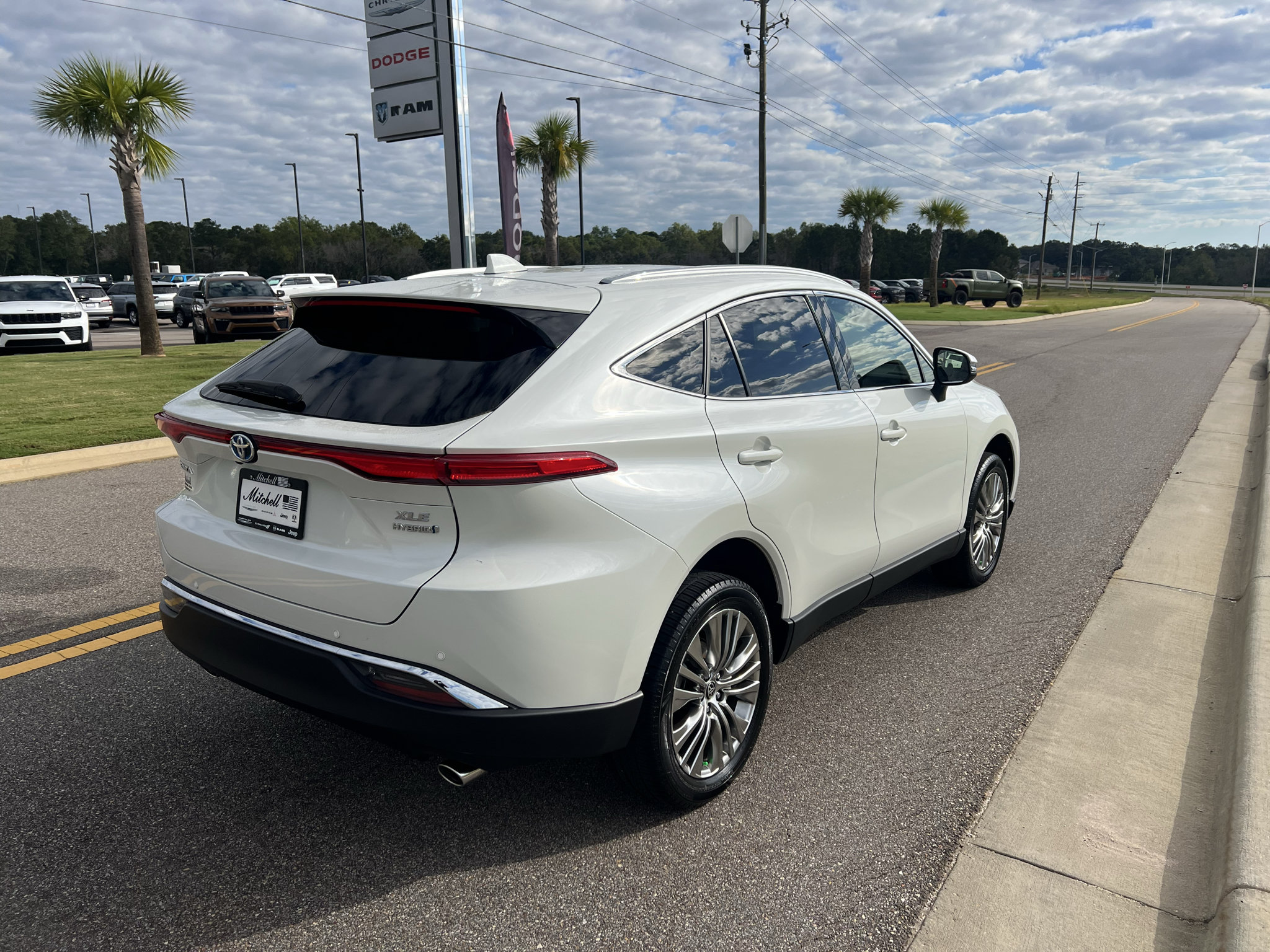 Used 2022 Toyota Venza XLE AWD/4WD image 5
