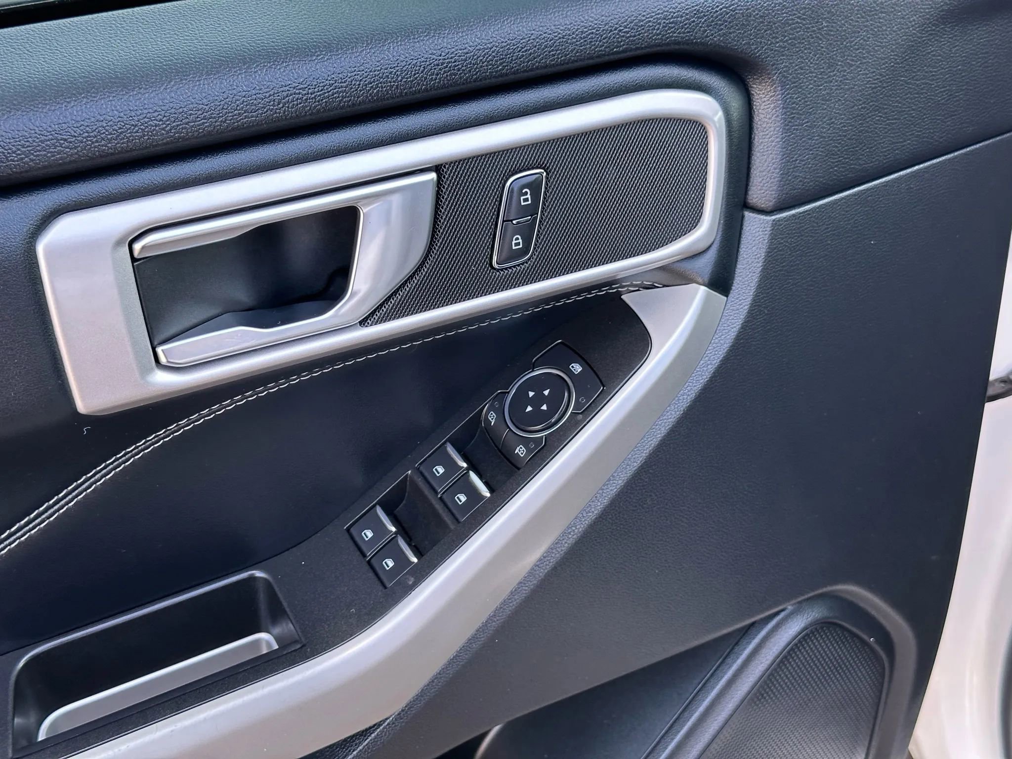 Used 2022 Ford Explorer XLT w/ Equipment Group 202A image 12