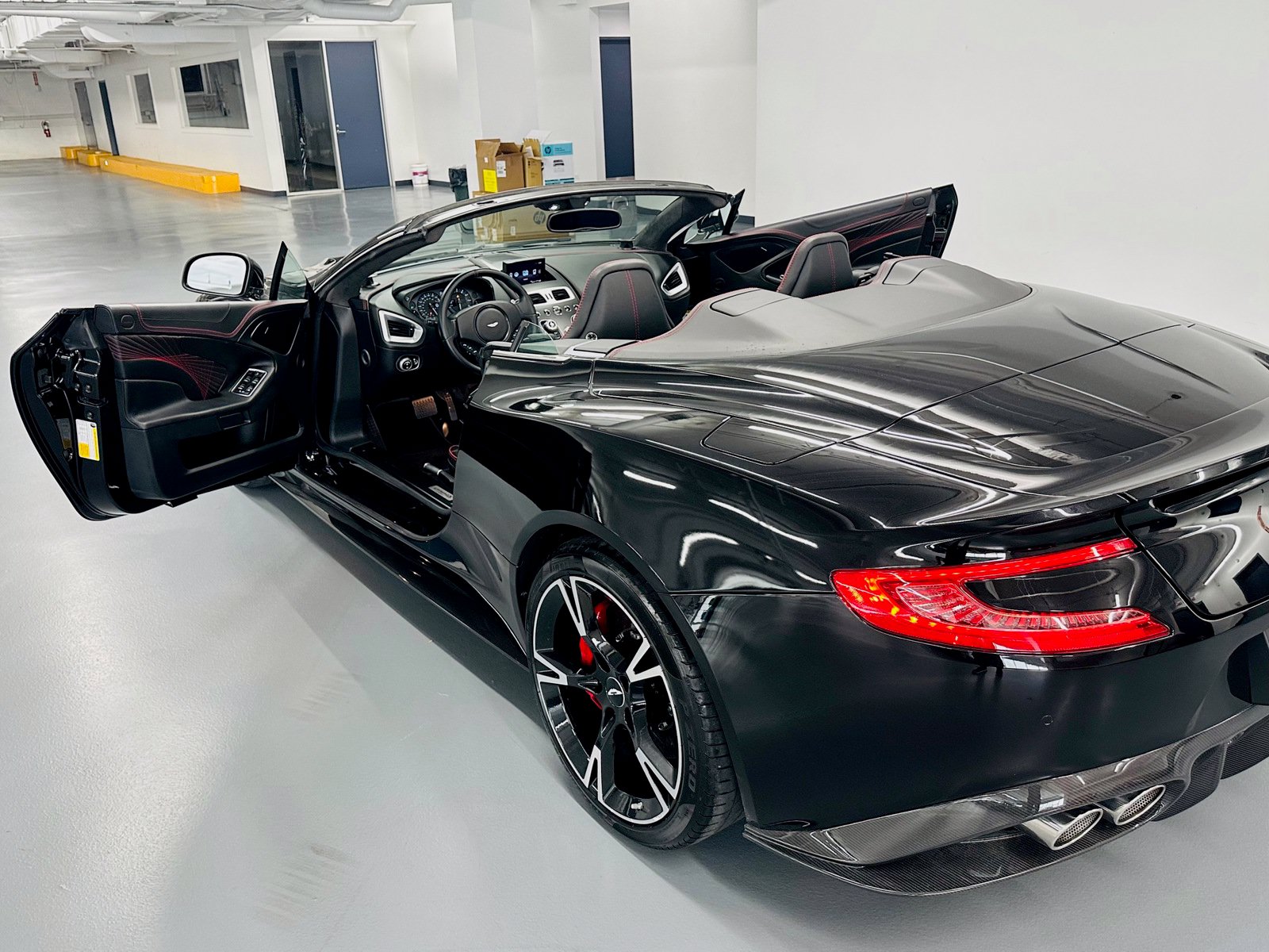 Used 2018 Aston Martin Vanquish S RWD image 8