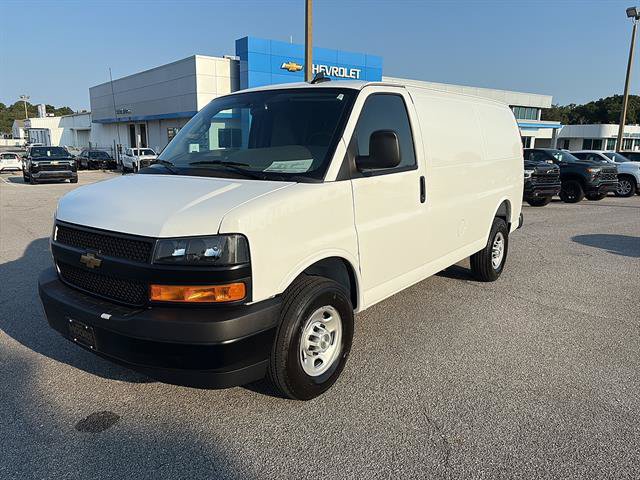 Used 2025 Chevrolet Express 2500 w/ Enhanced Convenience Package RWD image 3