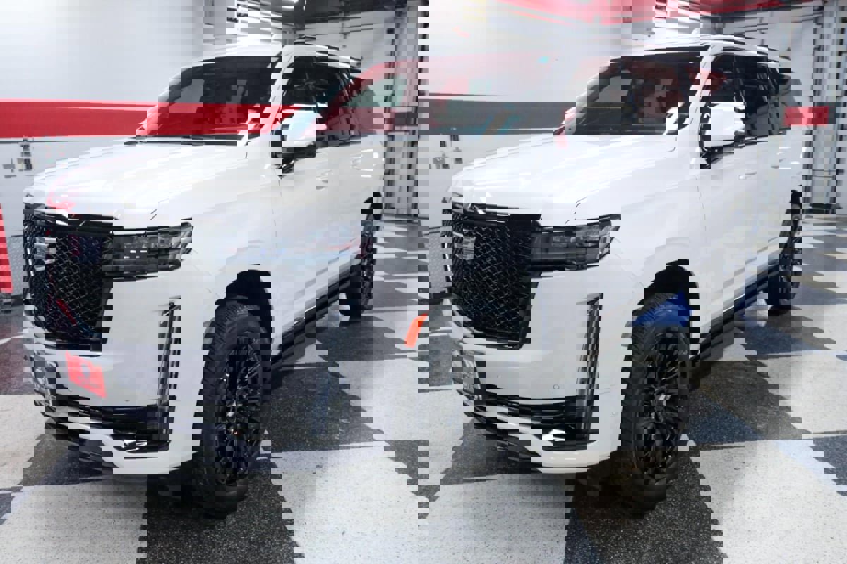 Used 2024 Cadillac Escalade ESV Sport Platinum w/ LPO, ONYX Package image 5