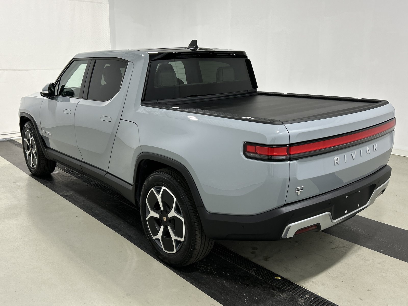 Used 2024 Rivian R1T Adventure Dual AWD/4WD image 3