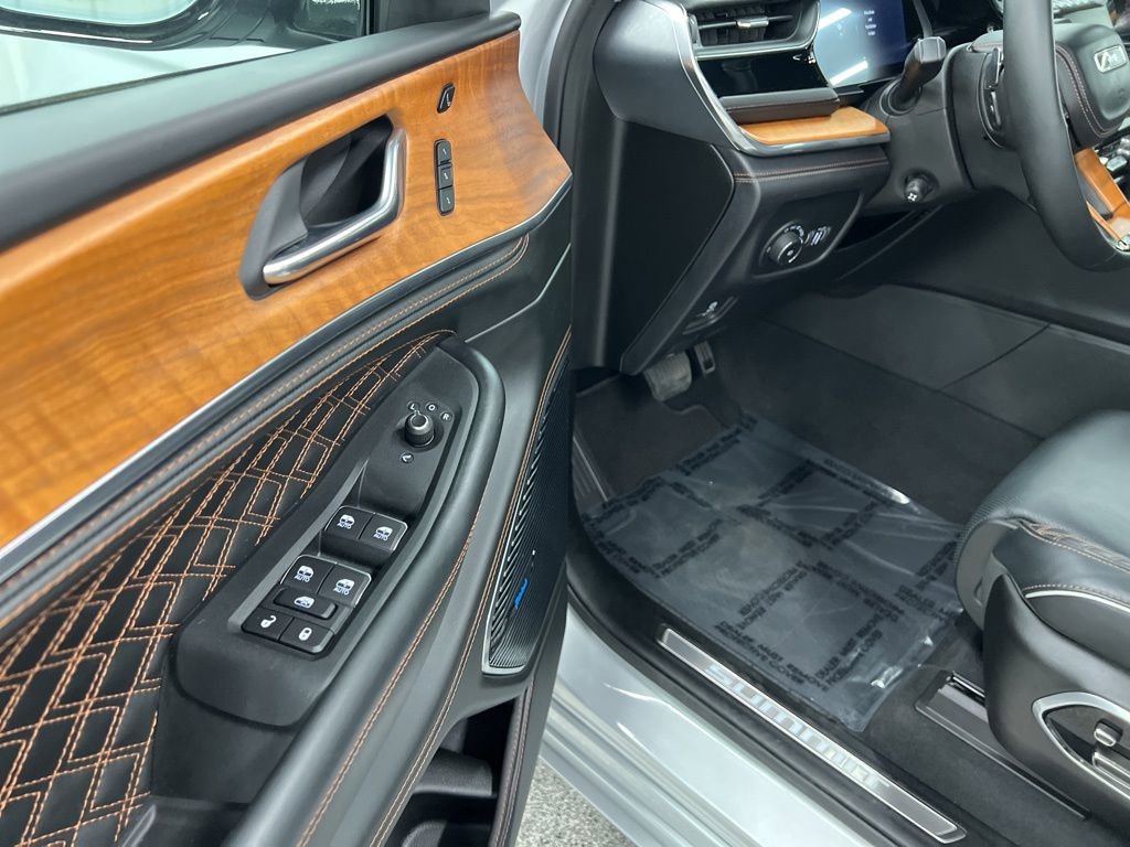 Used 2025 Jeep Grand Cherokee Summit image 20