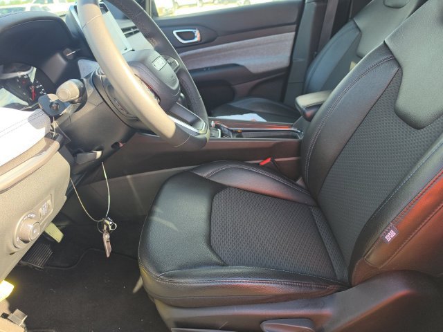 Used 2025 Jeep Compass Latitude AWD/4WD image 7