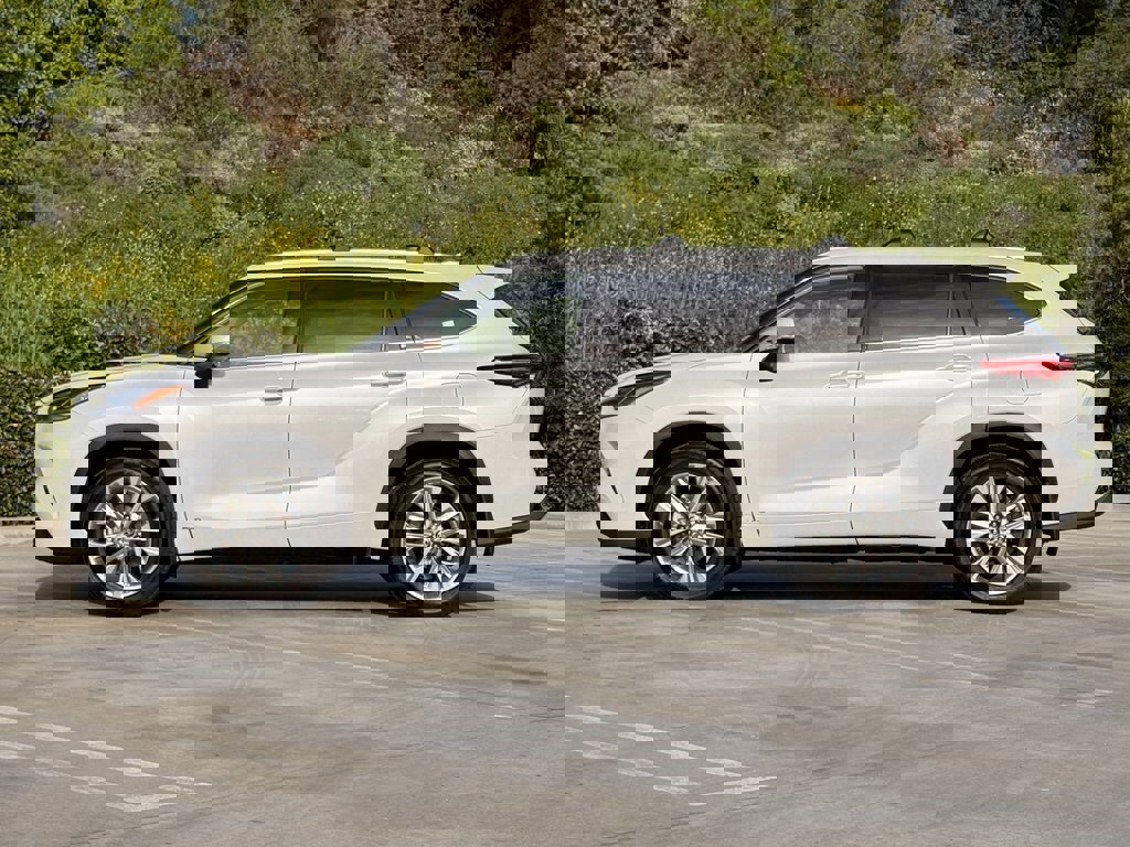 Used 2022 Toyota Highlander Limited image 7