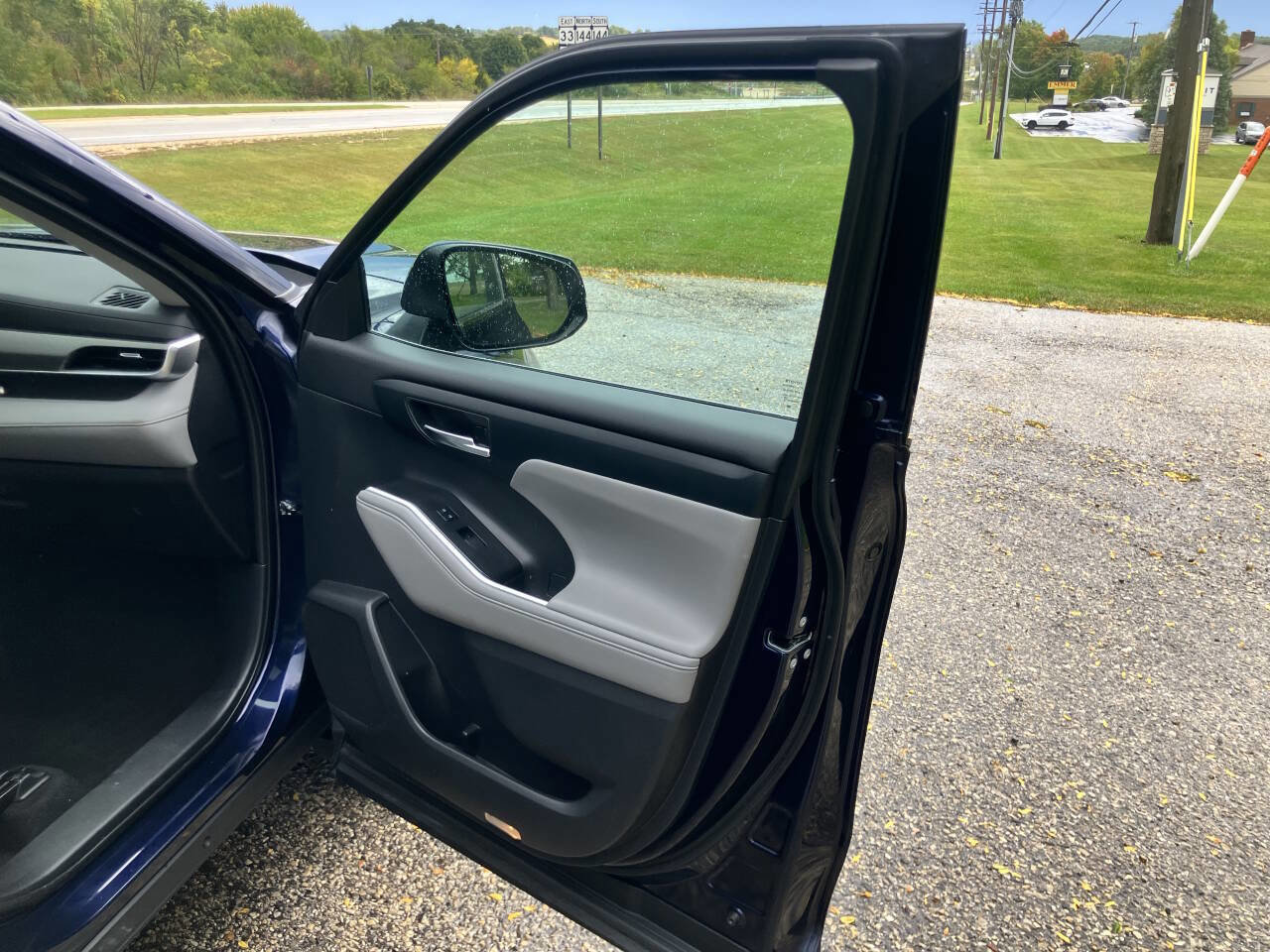 Used 2021 Toyota Highlander XLE image 26