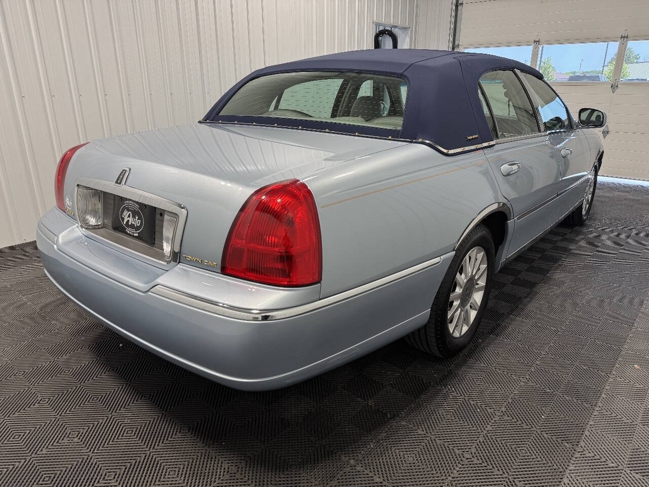 Used 2006 Lincoln Town Car Signature RWD image 3