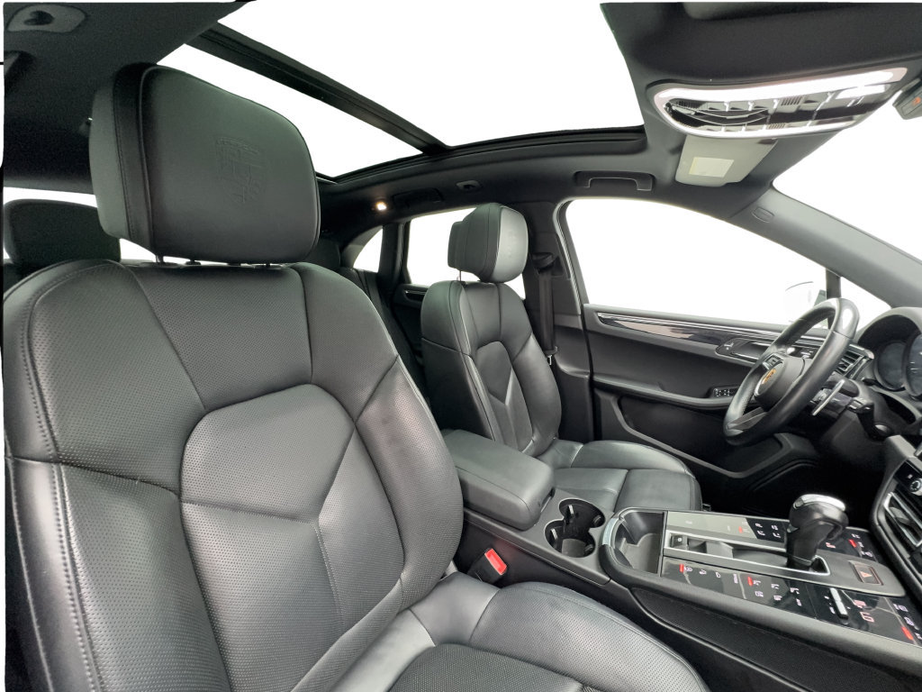 Used 2023 Porsche Macan AWD/4WD image 33