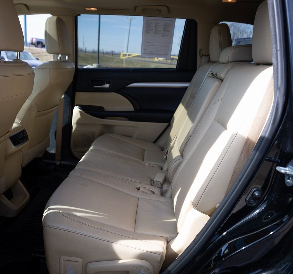 Used 2016 Toyota Highlander XLE image 18