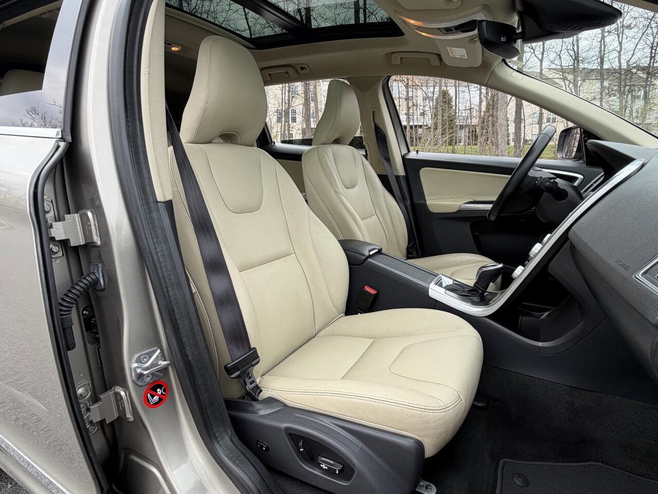 Used 2016 Volvo XC60 T5 Premier w/ Proximity Package image 27