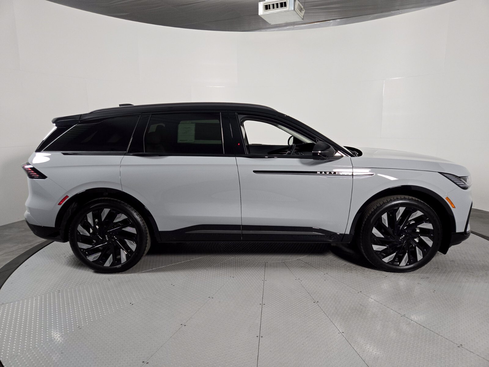 New 2026 Lincoln Nautilus Reserve w/ Jet Appearance Package AWD/4WD image 3