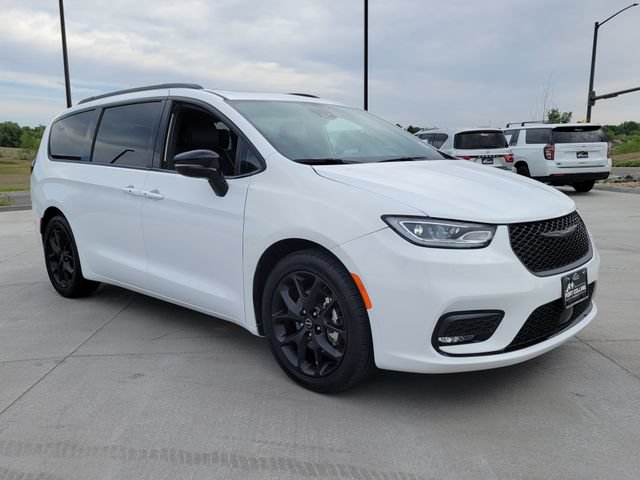 Used 2025 Chrysler Pacifica Limited FWD image 7