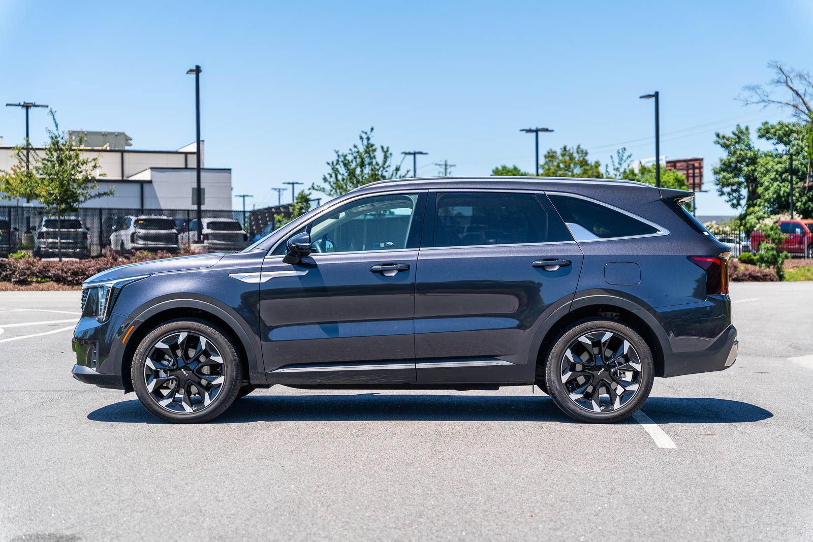 Used 2025 Kia Sorento EX w/ Panoramic Sunroof Package FWD image 4