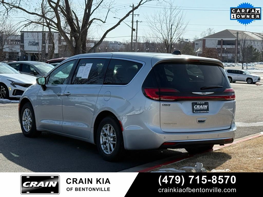 Used 2024 Chrysler Pacifica Touring-L image 5