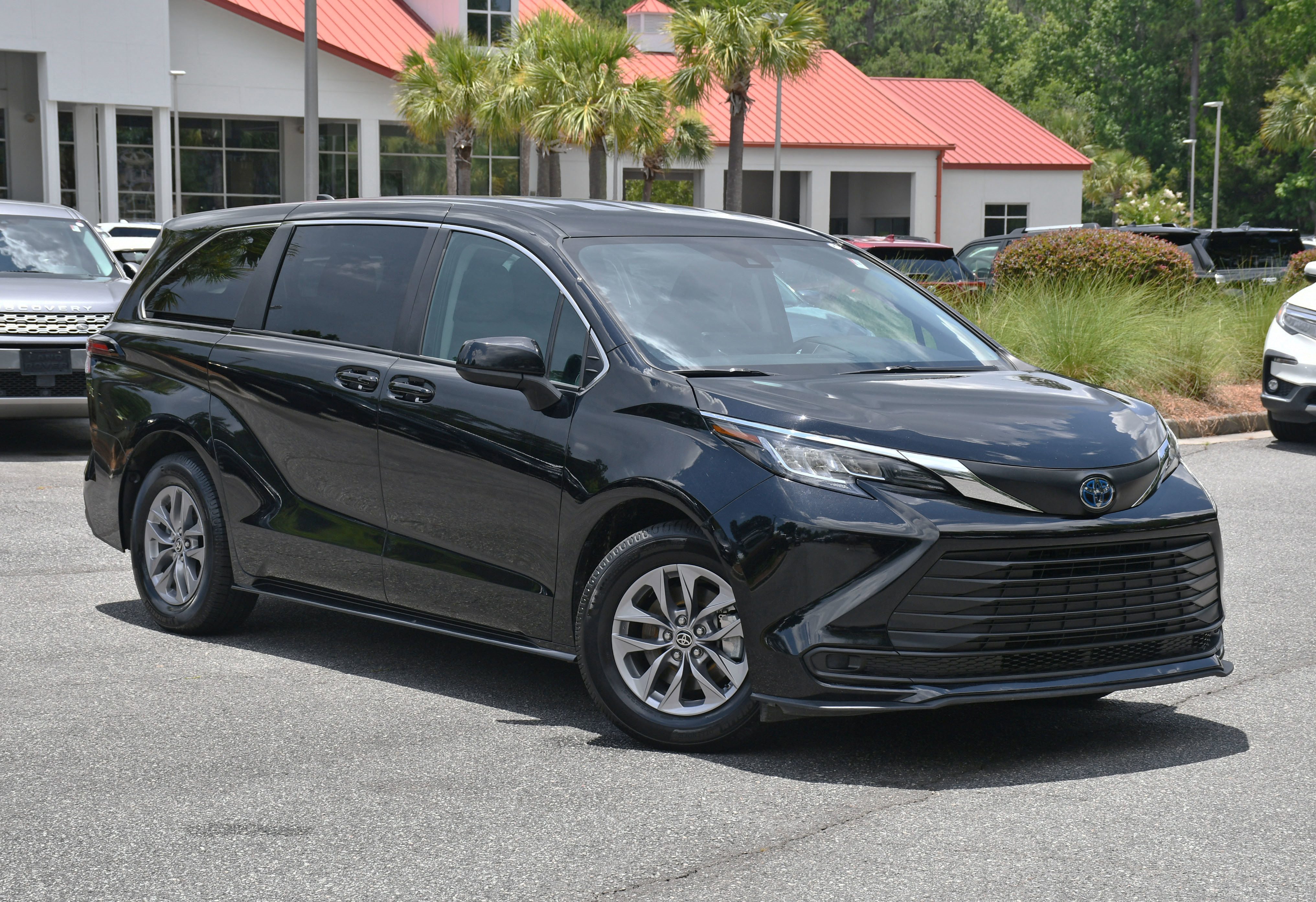 Used 2023 Toyota Sienna LE image 6