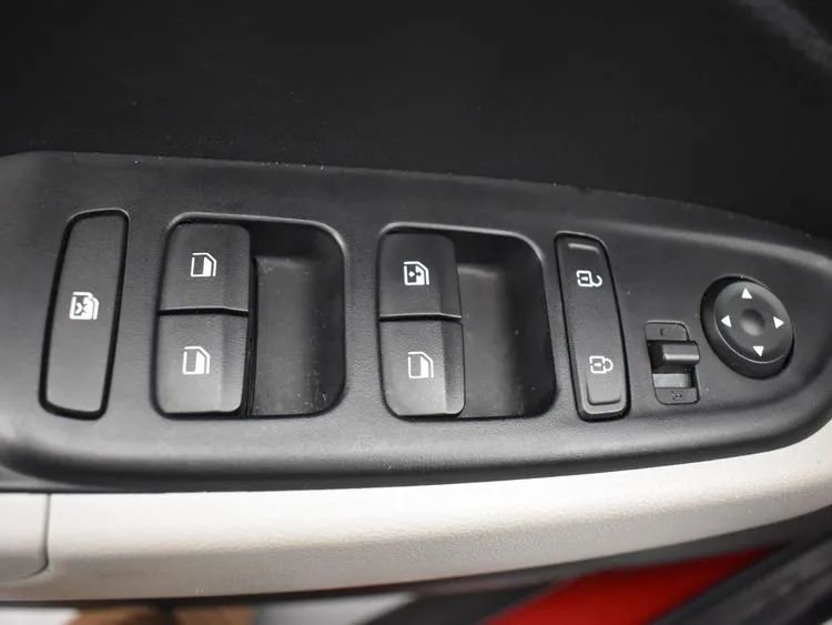 Used 2025 Hyundai Venue SEL image 22