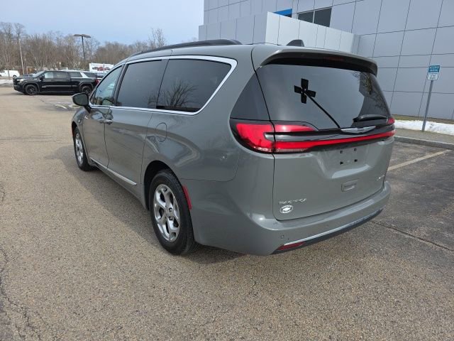 Used 2023 Chrysler Pacifica Limited FWD image 2